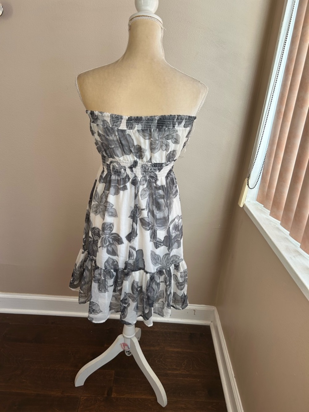 New womens mini dress Gray floral print smocked strapless sz M 4124 - Picture 4 of 5